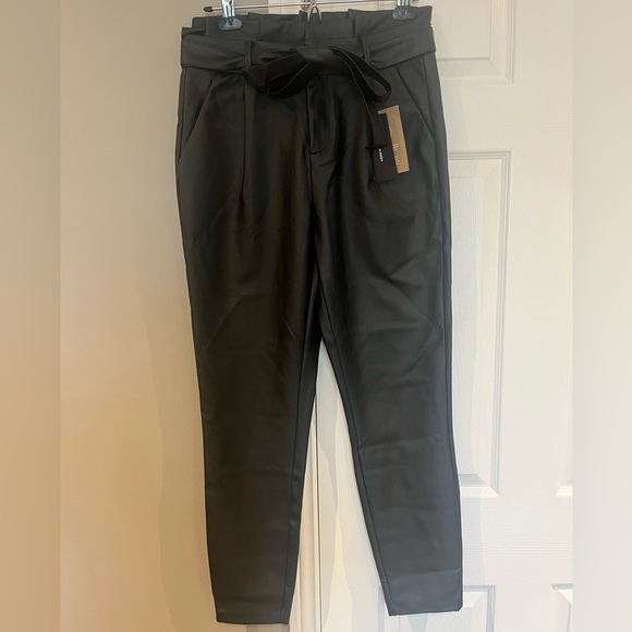 Women’s loose paper bag coated pants from Vero Moda - Picture 2 of 9